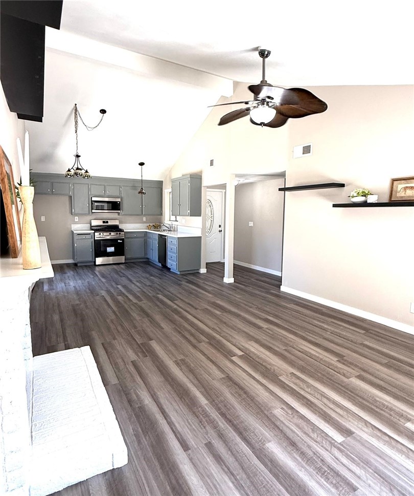44251 Raysack Avenue Lancaster, CA 93535 - Photo 6 of 24 Kitchen/Dining room/Living room