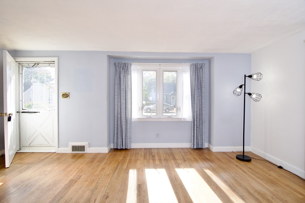 18 Barton Street Springfield, MA 01104 - Photo 6 of 42