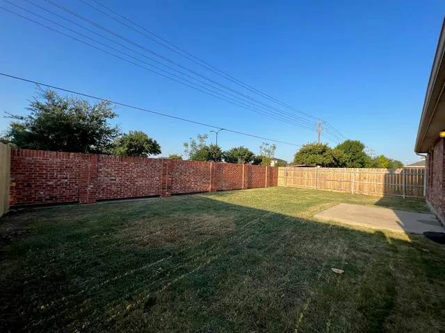 a view of a back yard