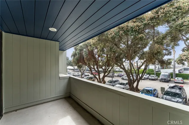 a view of a backyard with pathway