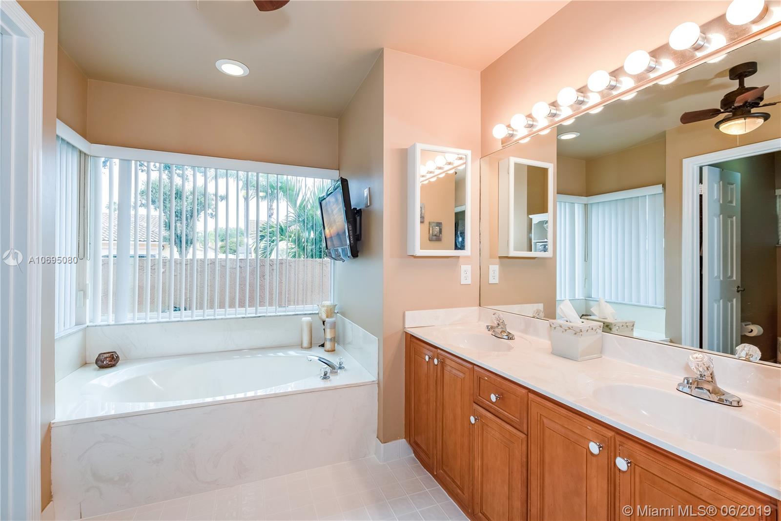 12486 Southwest 9th Place Davie, FL 33325 - Photo 15 of 36