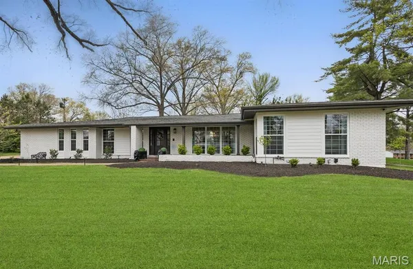 $989,000 | 410 Monaco Drive, Warson Woods, MO 63122