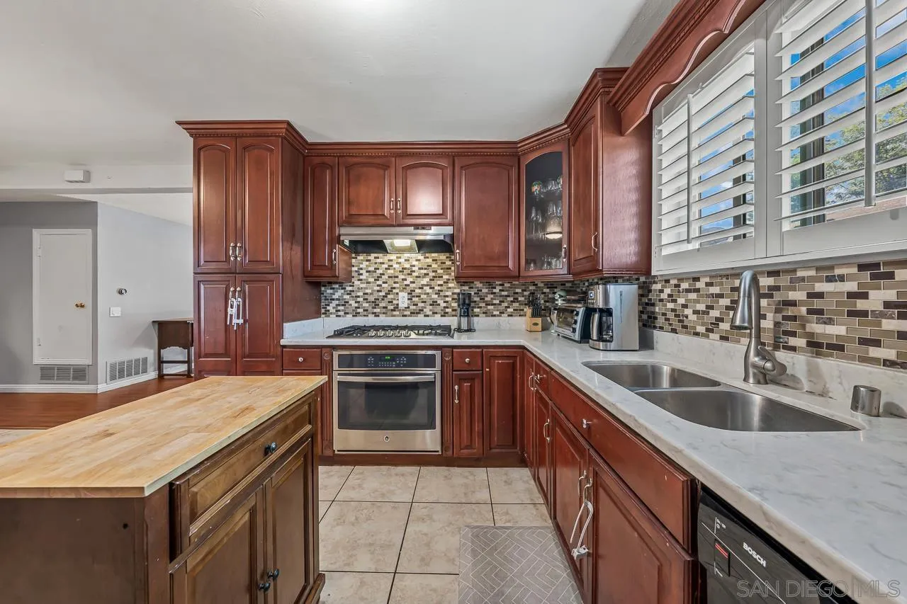 819 Brucker Avenue Spring Valley, CA 91977 - Photo 3 of 25