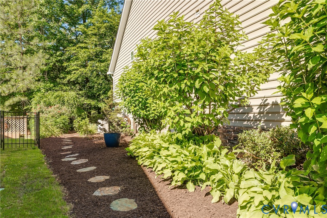 7538 South Franklins Way Quinton, VA 23141 - Photo 44 of 48 a view of yard with green space