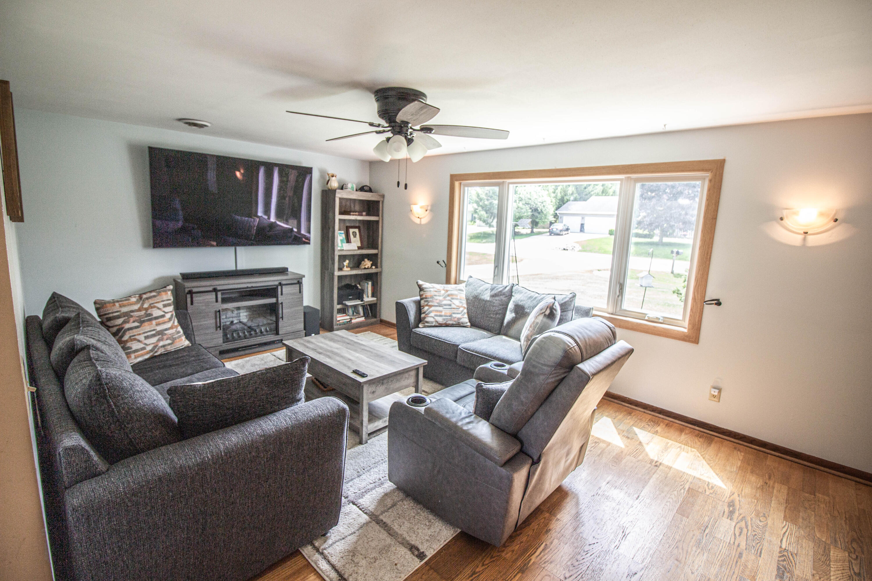 518 Steepleview Road, Unit 520 Newburg, WI 53095 - Photo 4 of 56 Right Side (518) - Family Room