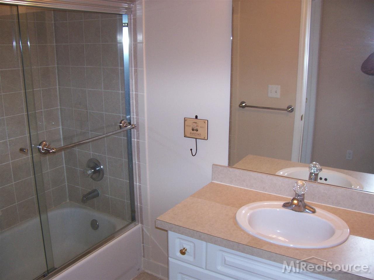 5306 Brookemonte Circle Rochester, MI 48306 - Photo 20 of 21 31184492-19.JPG