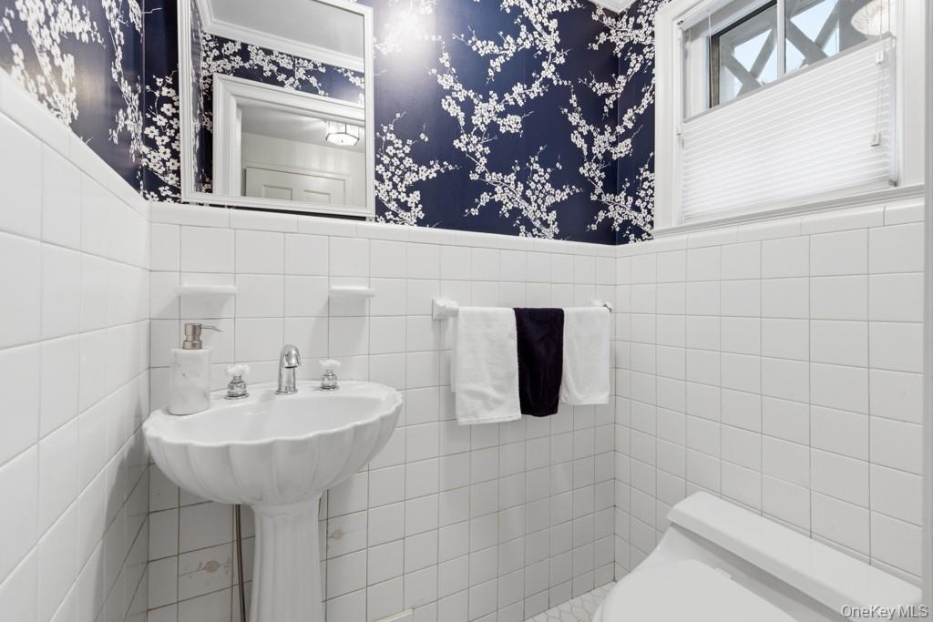 179 River Road Briarcliff Manor, NY 10510 - Photo 13 of 38 1st floor powder room