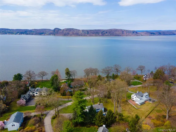$1,950,000 | 179 River Road, Briarcliff Manor, NY 10510