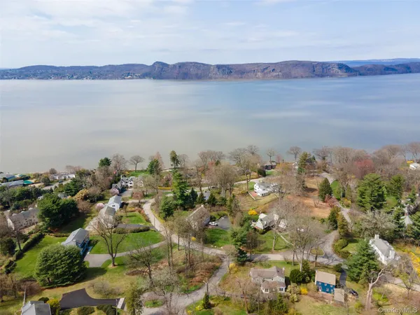 $1,950,000 | 179 River Road, Briarcliff Manor, NY 10510