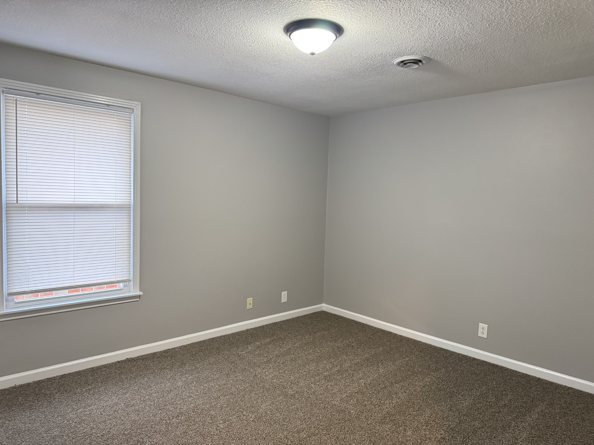 528 Main Street, Unit 8 Clarksville, TN 37040 - Photo 9 of 12 an empty room with a window