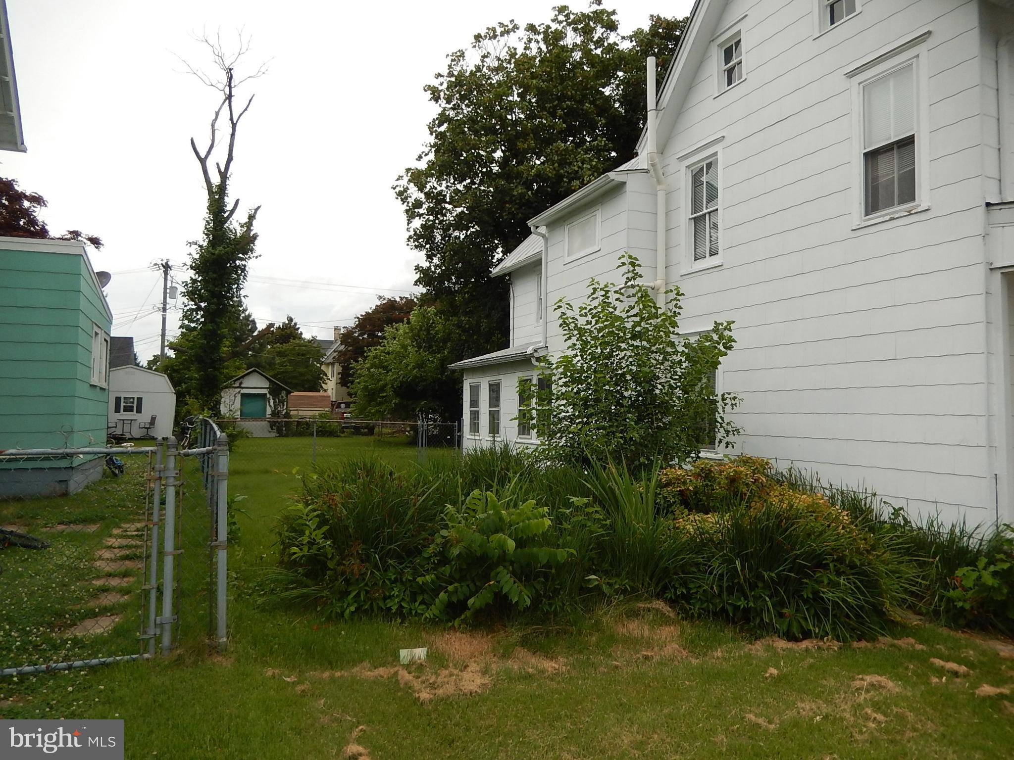 433 Main Street Clayton, DE 19938 - Photo 4 of 30 Side yard