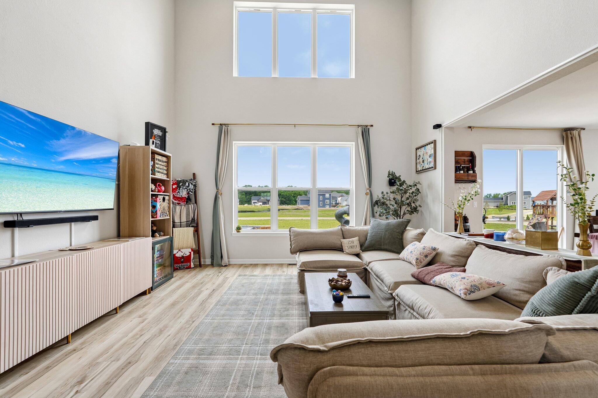 9249 South Overlook Way Franklin, WI 53132 - Photo 11 of 38 Living Room