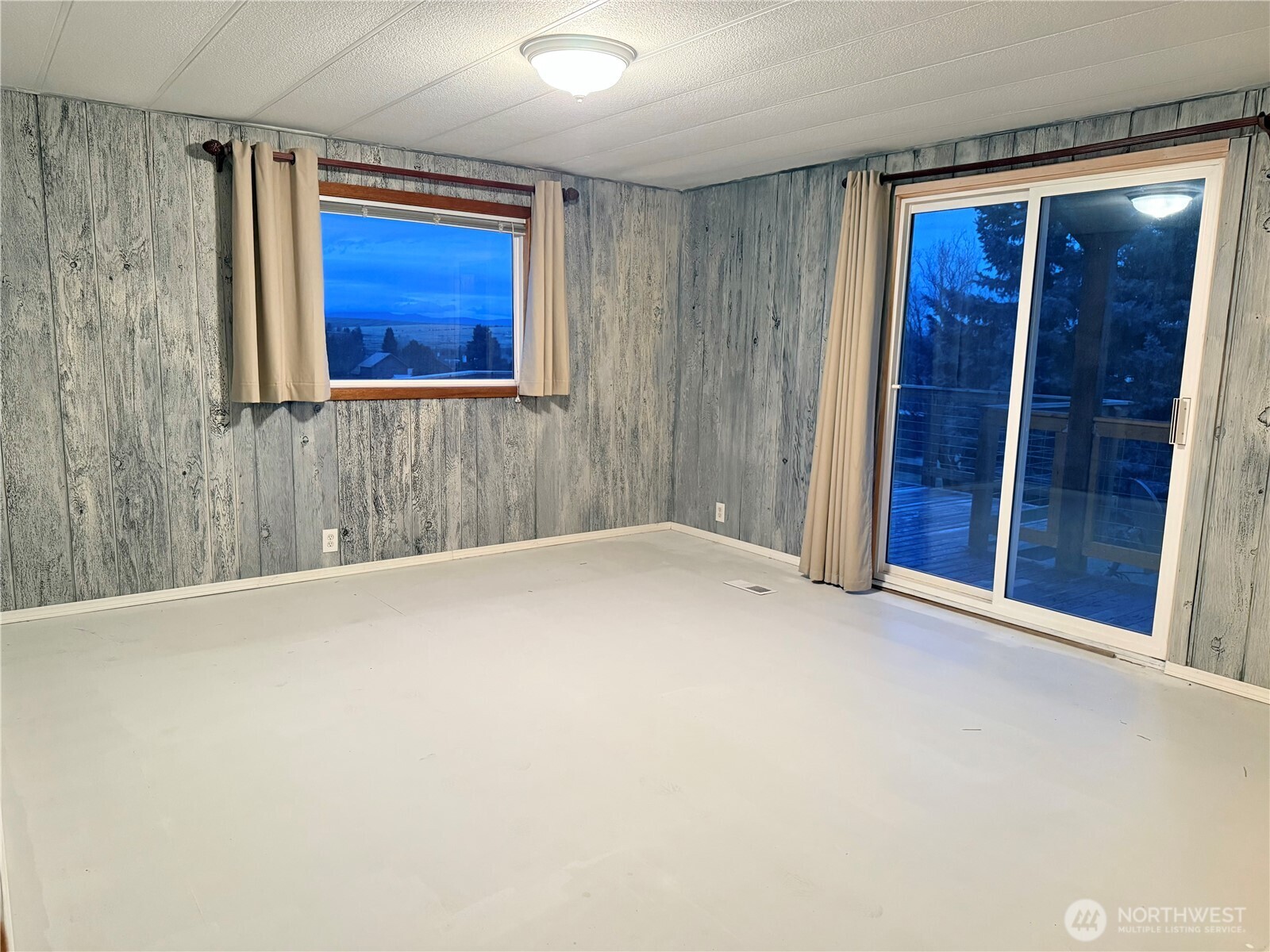 411 Southwest College Avenue Wilbur, WA 99185 - Photo 11 of 40 an empty room with windows