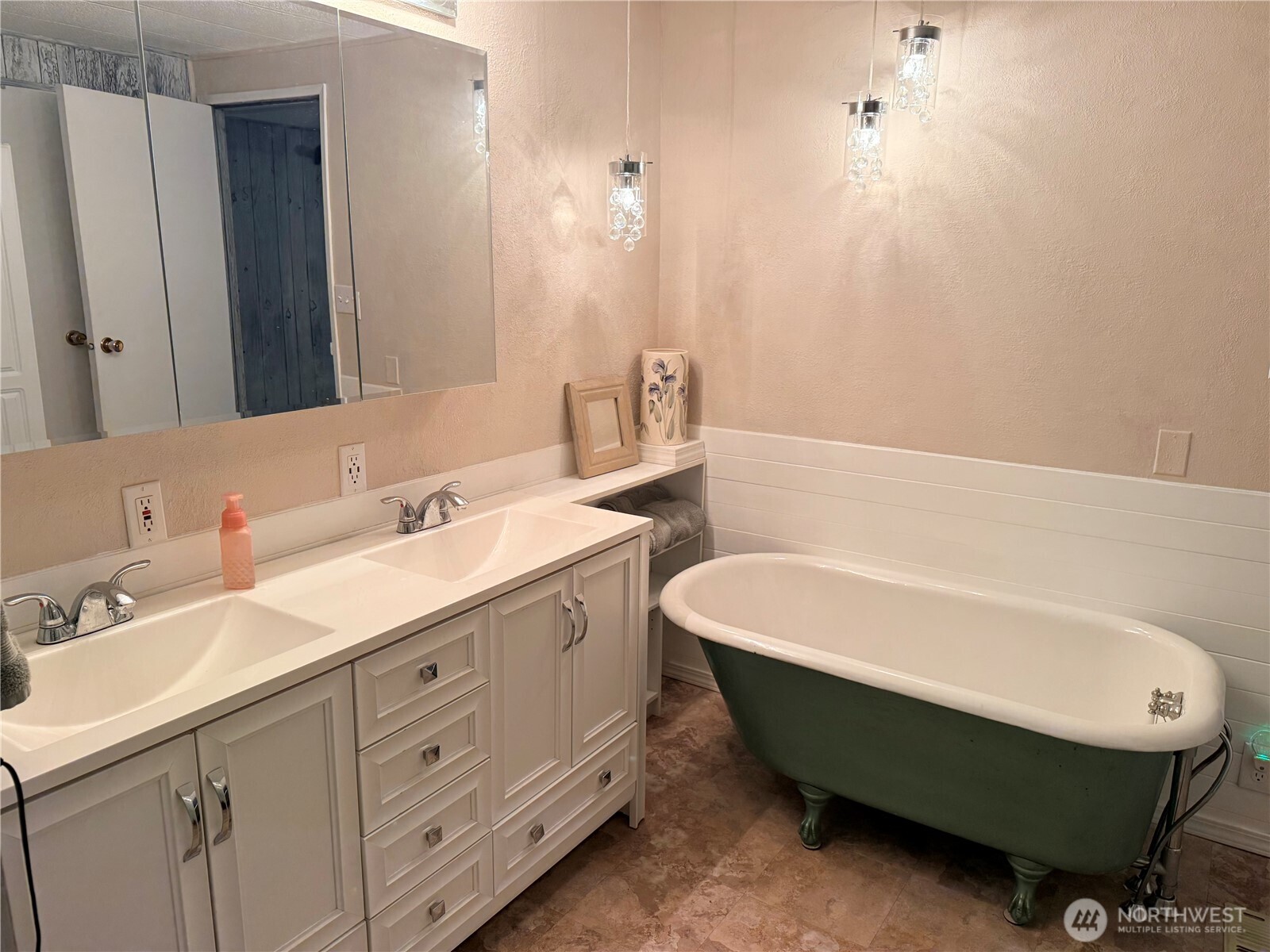 411 Southwest College Avenue Wilbur, WA 99185 - Photo 16 of 40 a bathroom with a sink and a bathtub