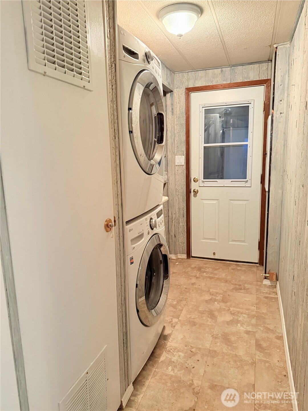 411 Southwest College Avenue Wilbur, WA 99185 - Photo 19 of 40 a utility room with dryer and washer