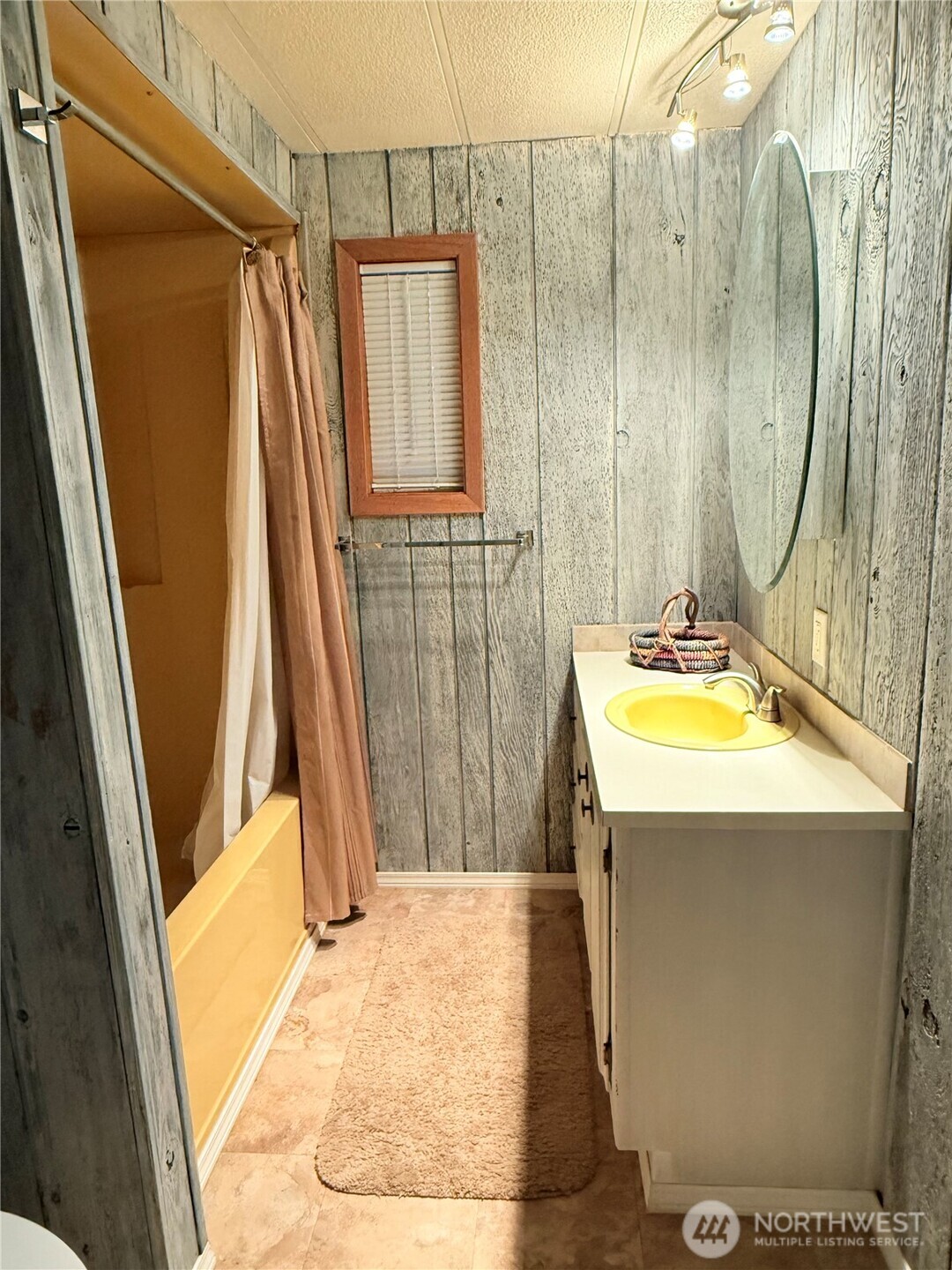 411 Southwest College Avenue Wilbur, WA 99185 - Photo 23 of 40 a view of a bathroom with tub and shower