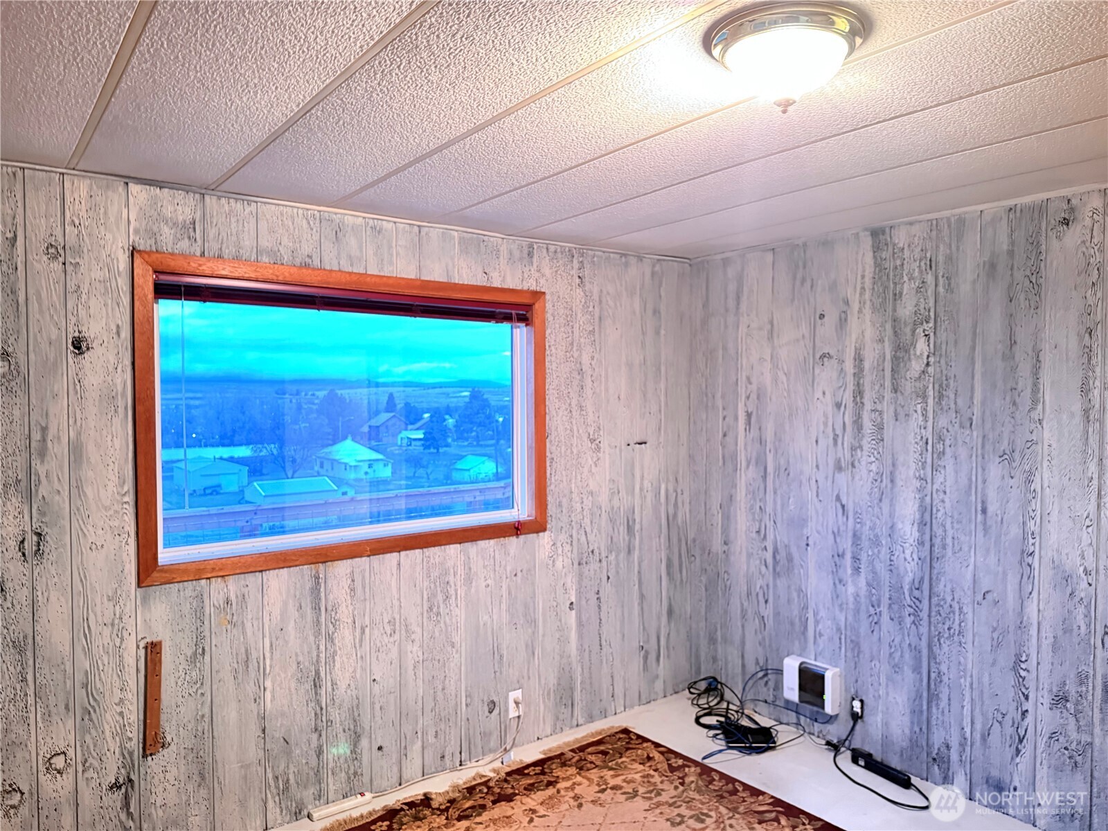 411 Southwest College Avenue Wilbur, WA 99185 - Photo 27 of 40 a room with a bed and a window