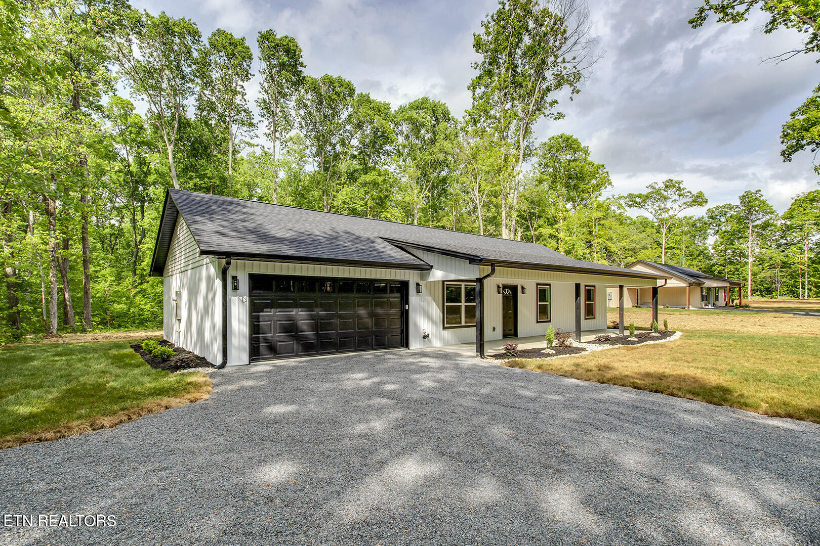 02_HollyGlenRoad_730_FrontLeft