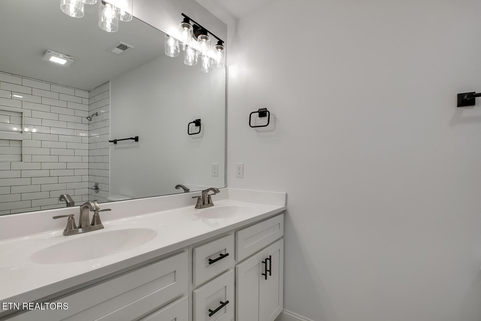 730 Holly Glen Road Decatur, TN 37322 - Photo 23 of 35 23_HollyGlenRoad_730_GuestBath