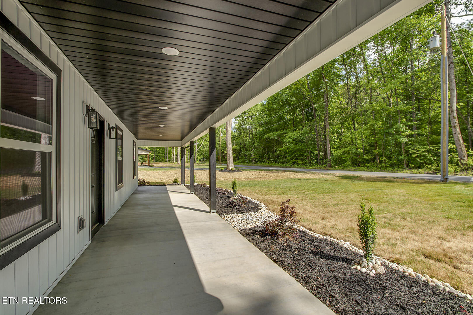 03_HollyGlenRoad_730_FrontPorch01
