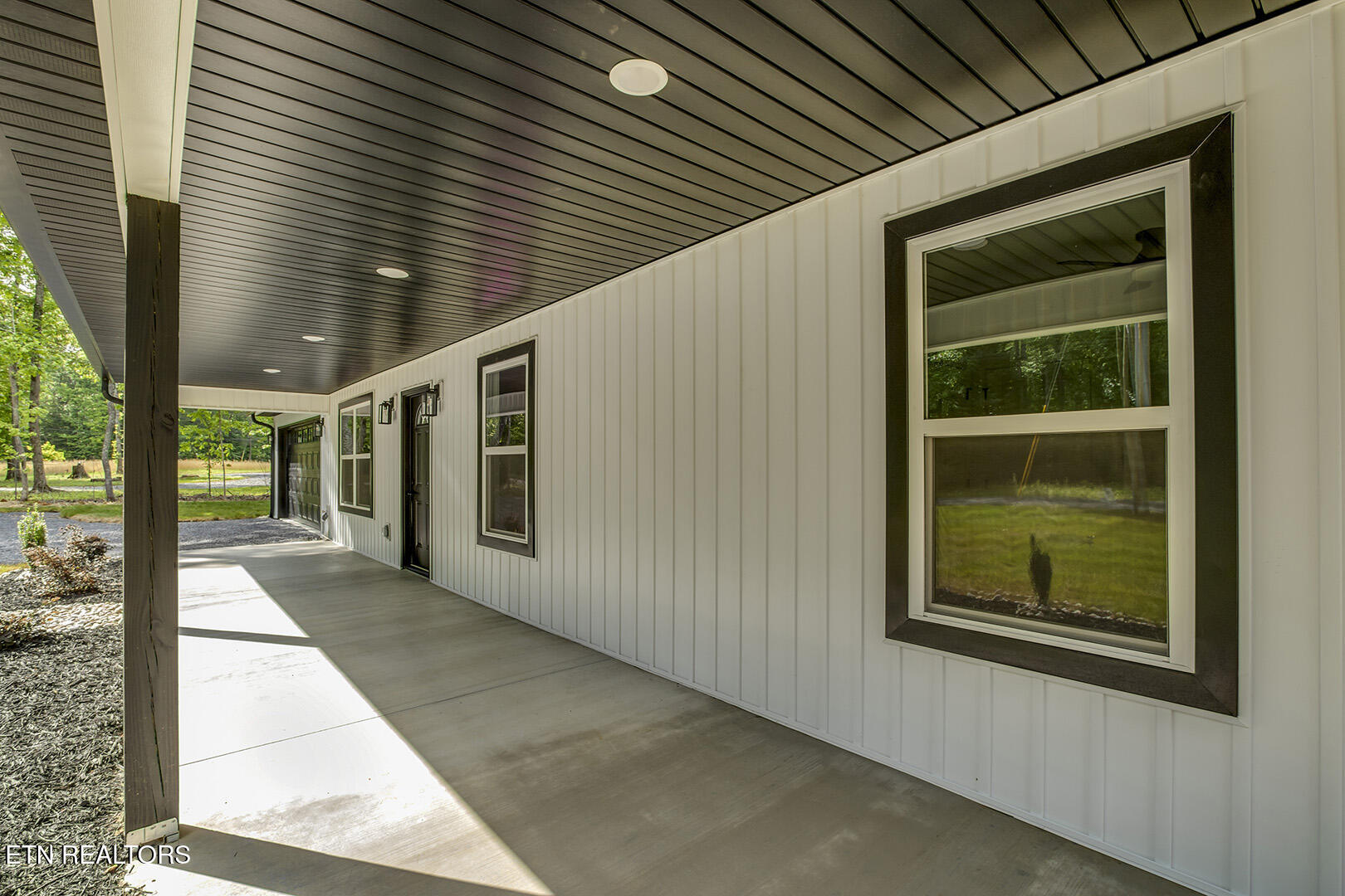 04_HollyGlenRoad_730_FrontPorch02