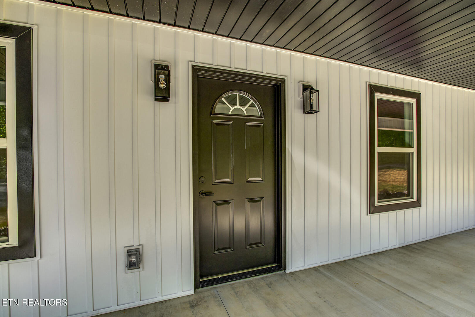 05_HollyGlenRoad_730_FrontEntry
