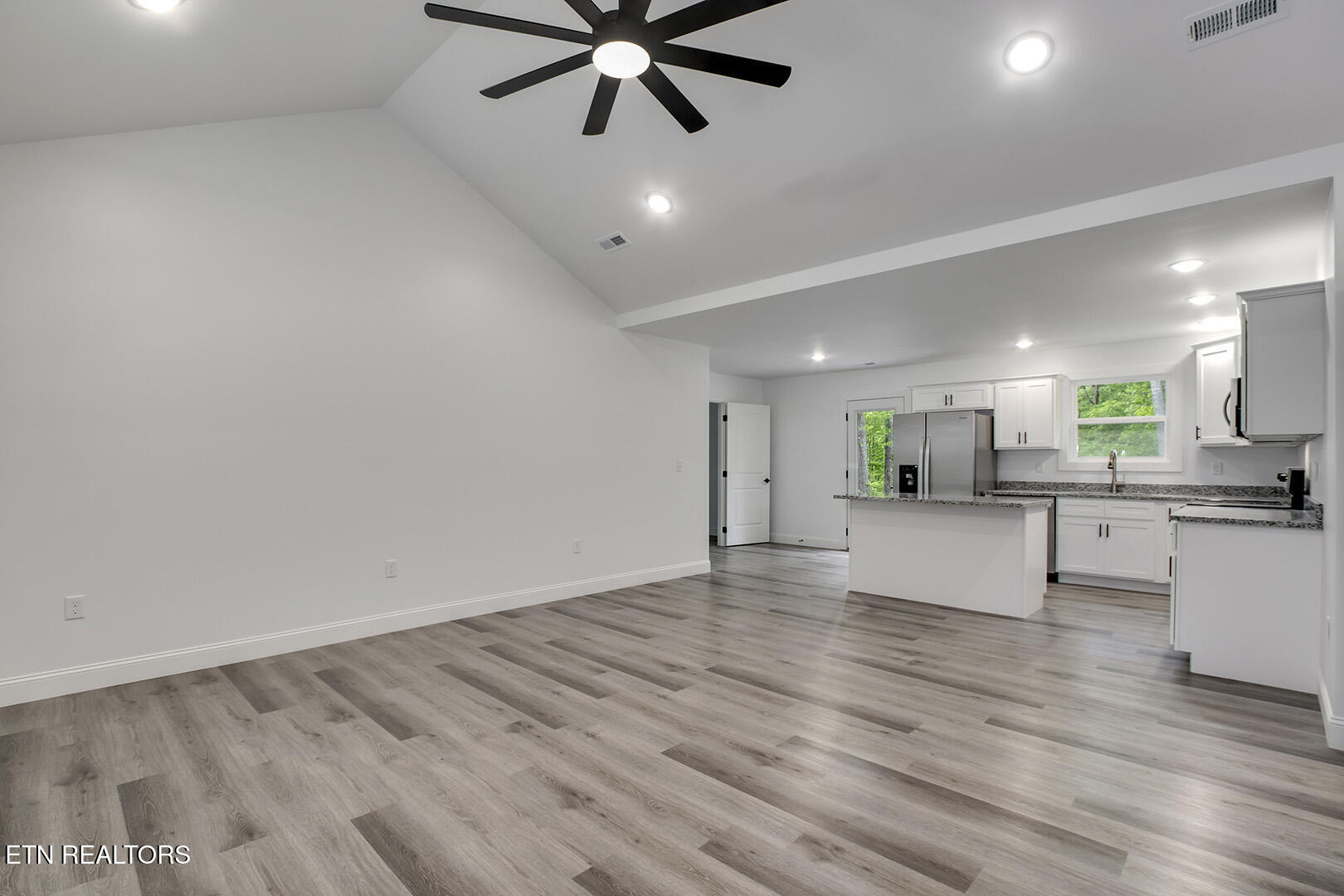 06_HollyGlenRoad_730_Living01