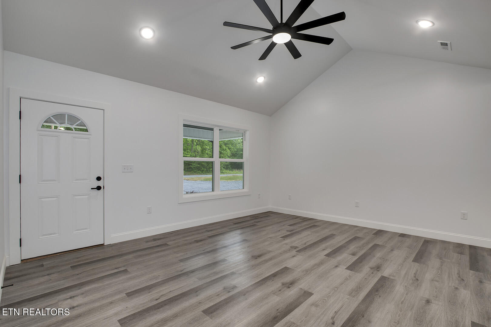 07_HollyGlenRoad_730_Living02