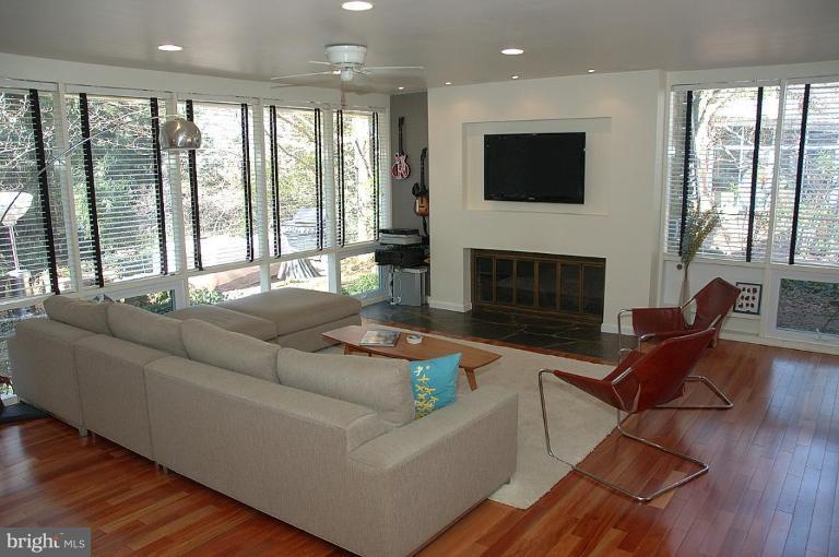 2205 Marthas Road Alexandria, VA 22307 - Photo 2 of 17 Living Room