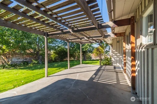 a view of a backyard