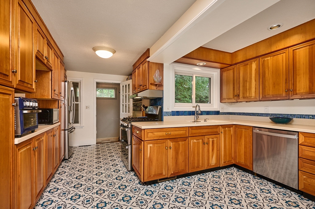 236 North Maple Street Northampton, MA 01062 - Photo 5 of 39