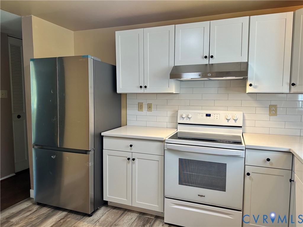 9319 Coleson Road Glen Allen, VA 23060 - Photo 14 of 39 a kitchen with cabinets and stainless steel appliances