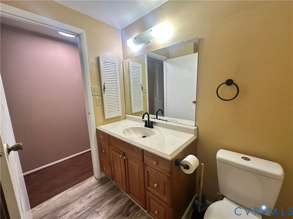 9319 Coleson Road Glen Allen, VA 23060 - Photo 36 of 39 a bathroom with a toilet sink and mirror