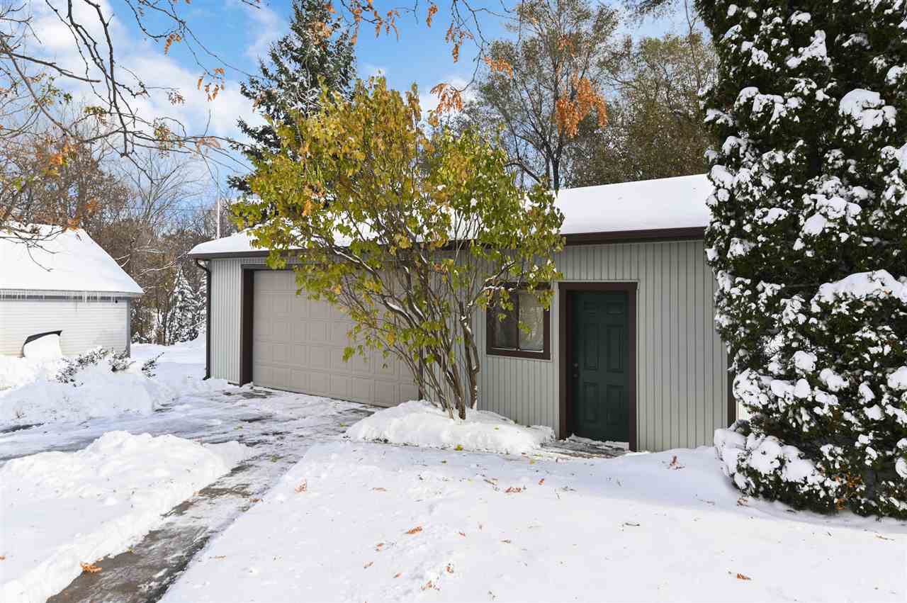 1011 State Road Fenton, MI 48430 - Photo 6 of 23 Garage Offices Pole Bldg