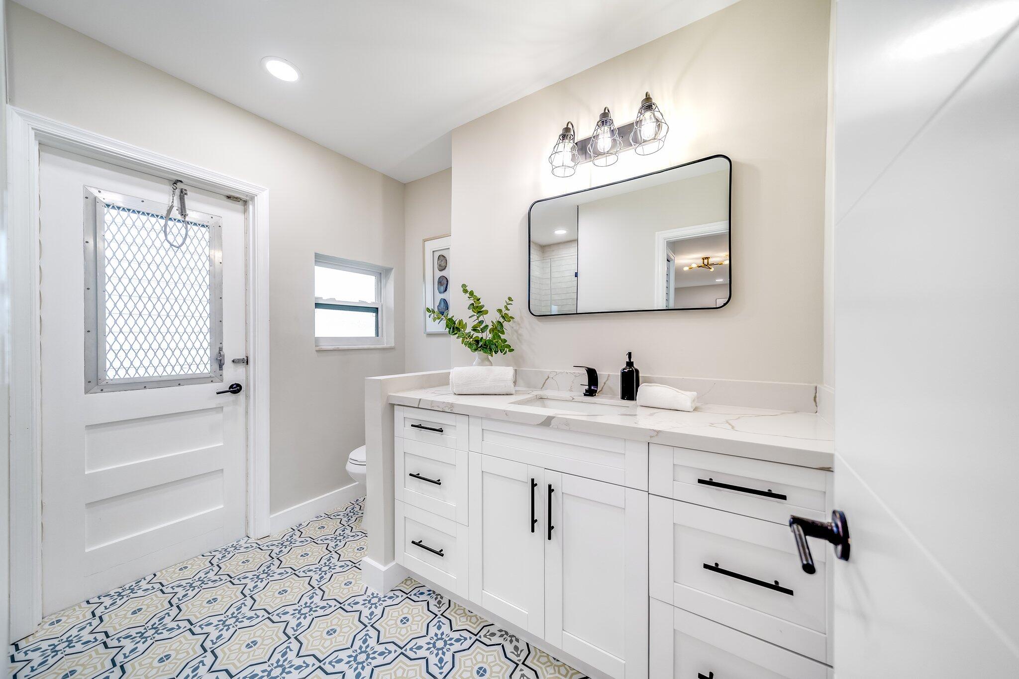 924 Southwest 14th Street Boca Raton, FL 33486 - Photo 20 of 27 Guest/Cabana Bath