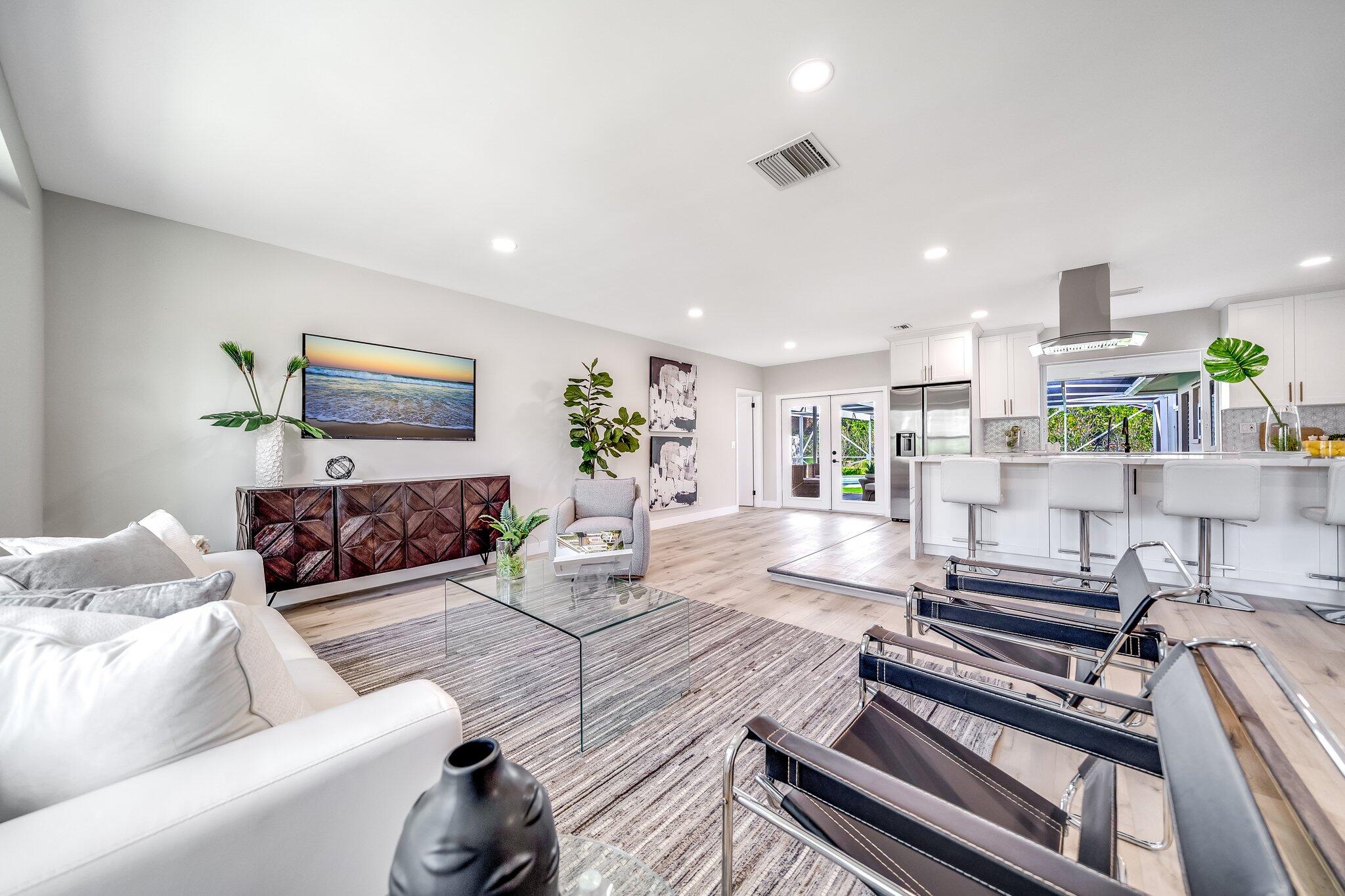 924 Southwest 14th Street Boca Raton, FL 33486 - Photo 7 of 27 Living Room