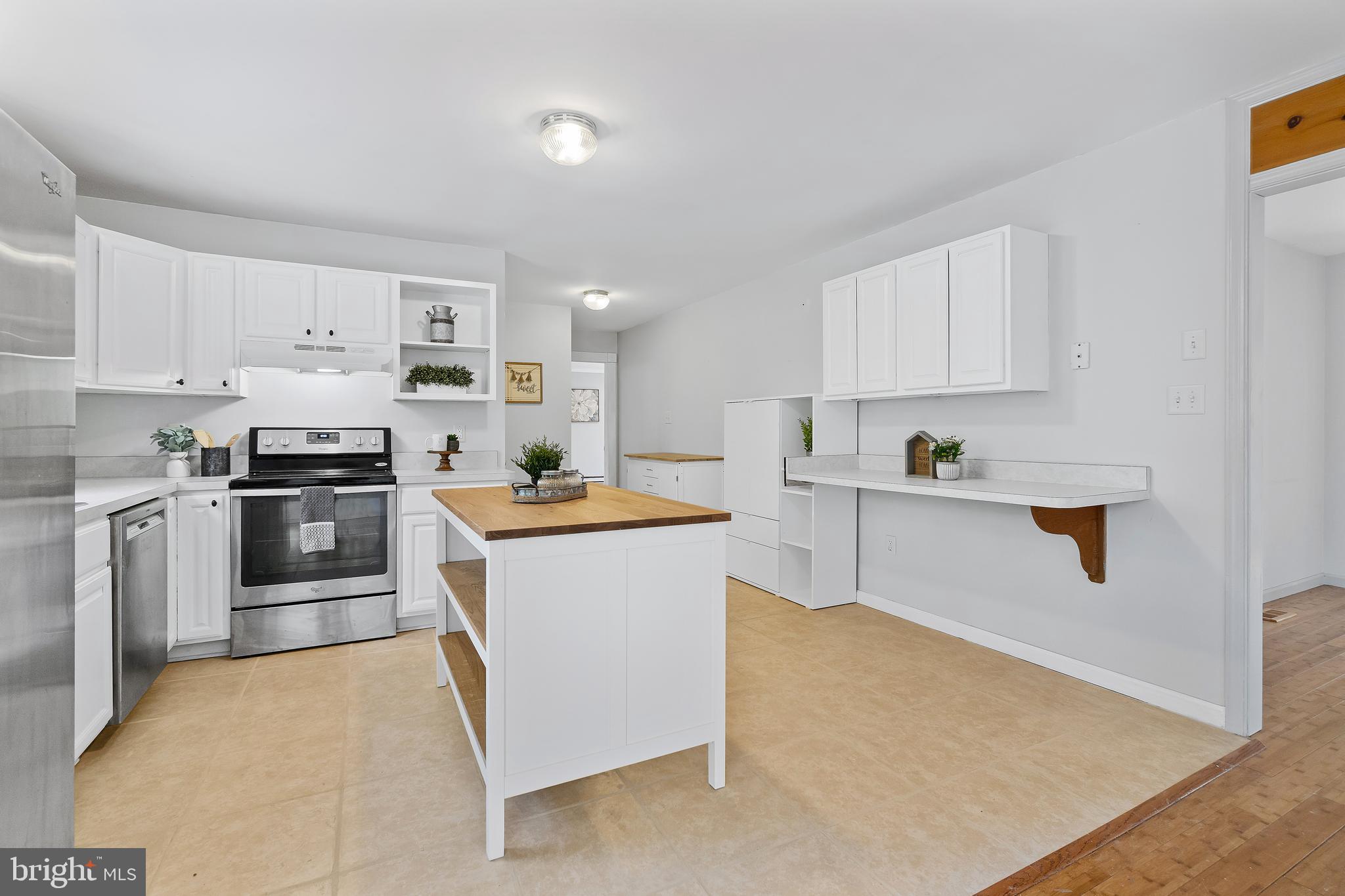 653 McKinneytown Road Elkton, MD 21921 - Photo 10 of 40 Kitchen with breakfast bar