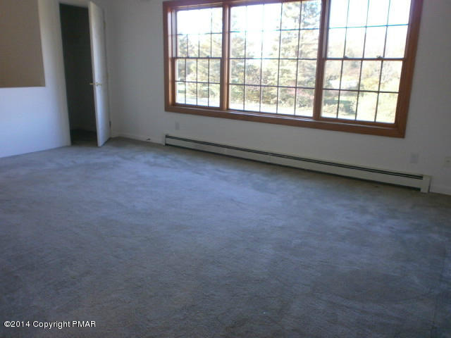 240 Center Road Stroudsburg, PA 18360 - Photo 3 of 11 Living Room