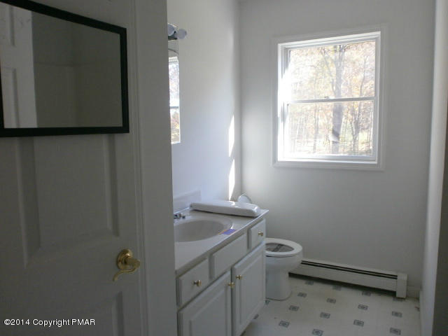 240 Center Road Stroudsburg, PA 18360 - Photo 5 of 11 Main Bath