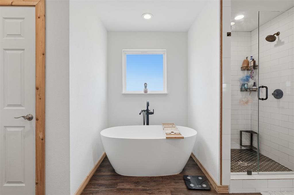 1051 Pigg Road Waxahachie, TX 75165 - Photo 24 of 40 a bathroom with a sink and a mirror