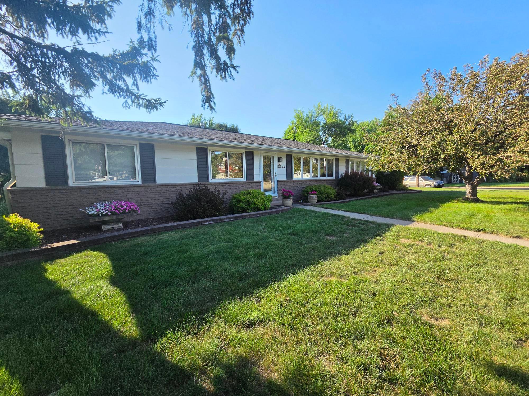 1202 Martin Road Albert Lea, MN 56007 - Photo 3 of 32