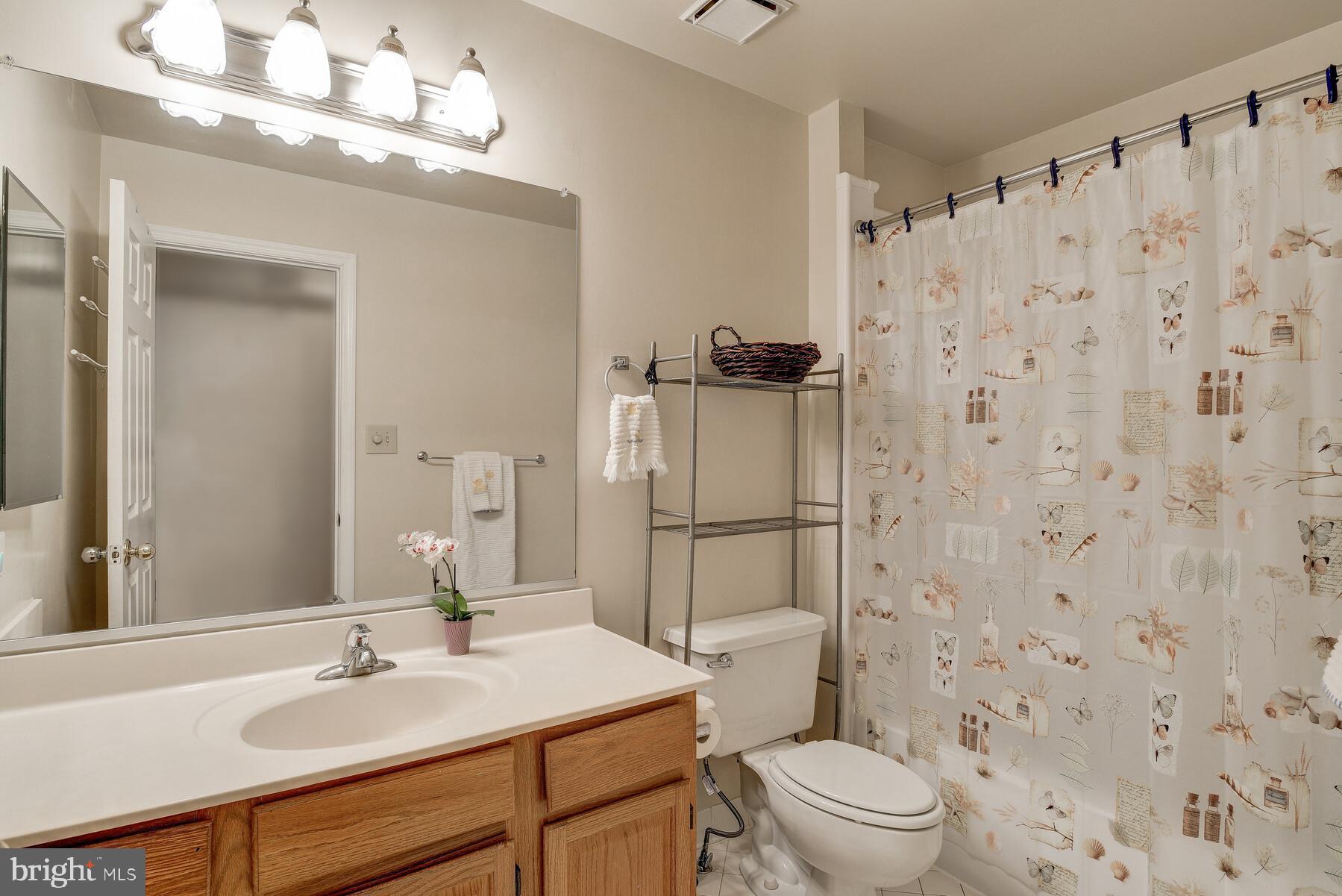 18837 Falling Star Road Germantown, MD 20874 - Photo 25 of 40 Full Hall Bath #2 - Upper Level