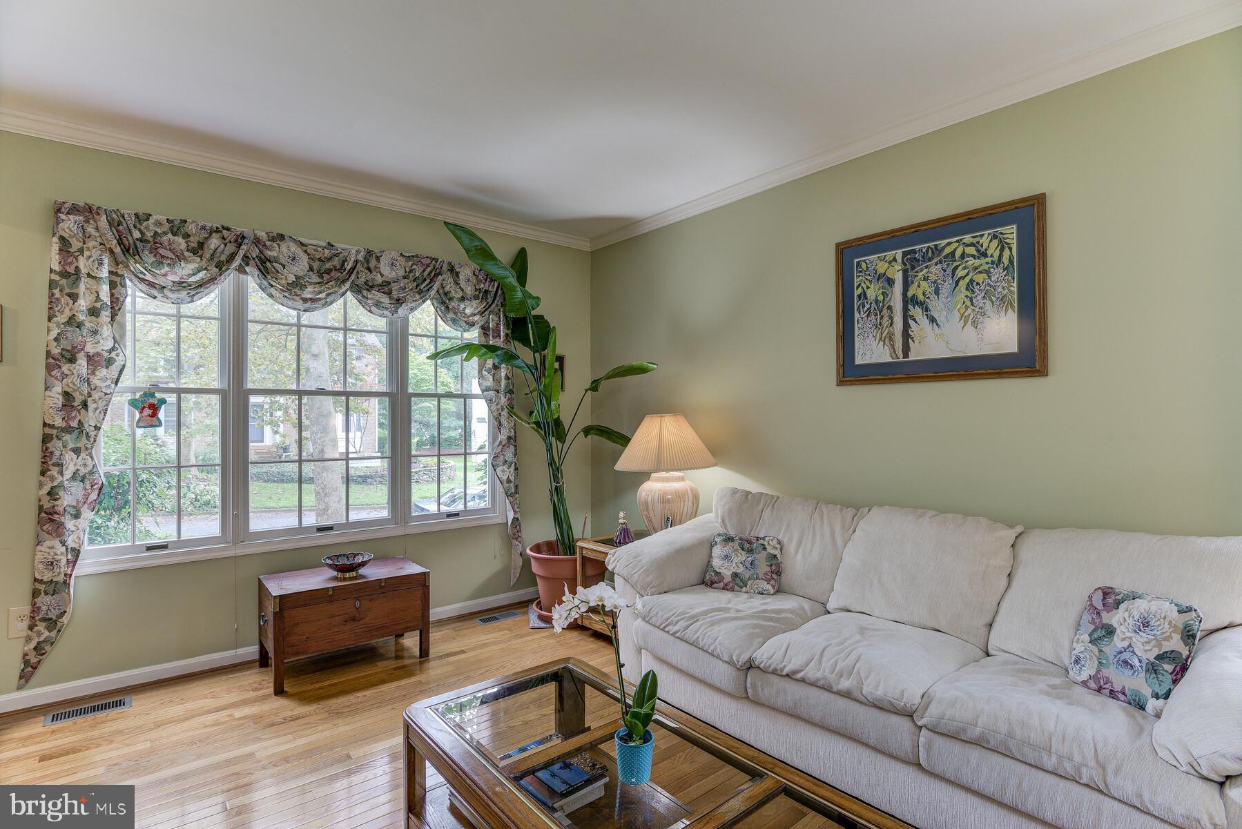 18837 Falling Star Road Germantown, MD 20874 - Photo 6 of 40 Living Room