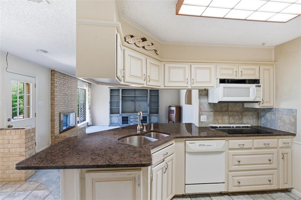 2326 Forest Hills Road Grapevine, TX 76051 - Photo 13 of 37 Kitchen