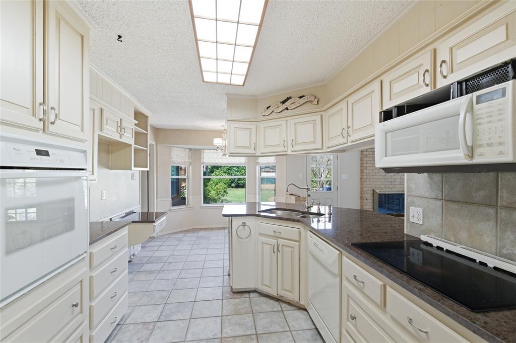 2326 Forest Hills Road Grapevine, TX 76051 - Photo 14 of 37 Kitchen