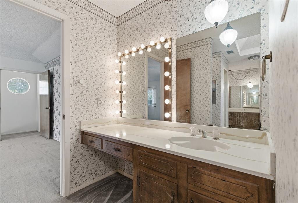 2326 Forest Hills Road Grapevine, TX 76051 - Photo 24 of 37