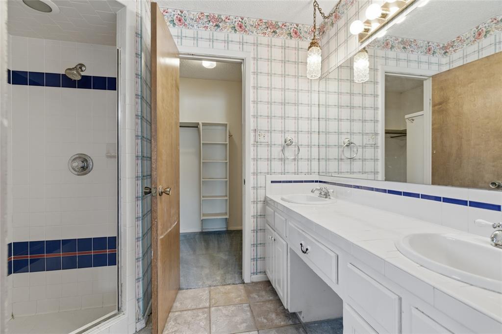 2326 Forest Hills Road Grapevine, TX 76051 - Photo 31 of 37 En suite bathroom with walk in closet
