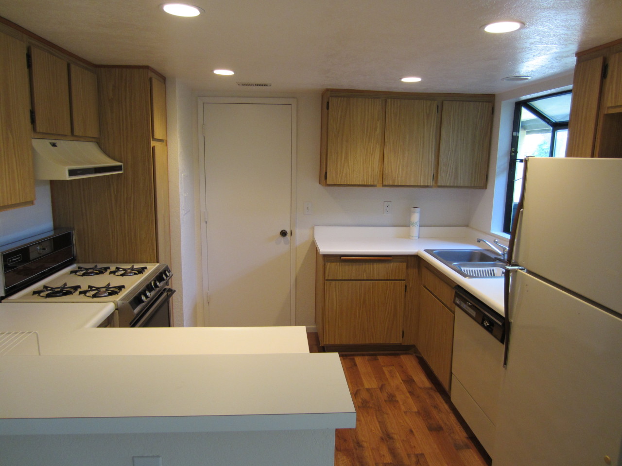 4042 Primavera Road, Unit 9 Santa Barbara, CA 93110 - Photo 4 of 8 Kitchen