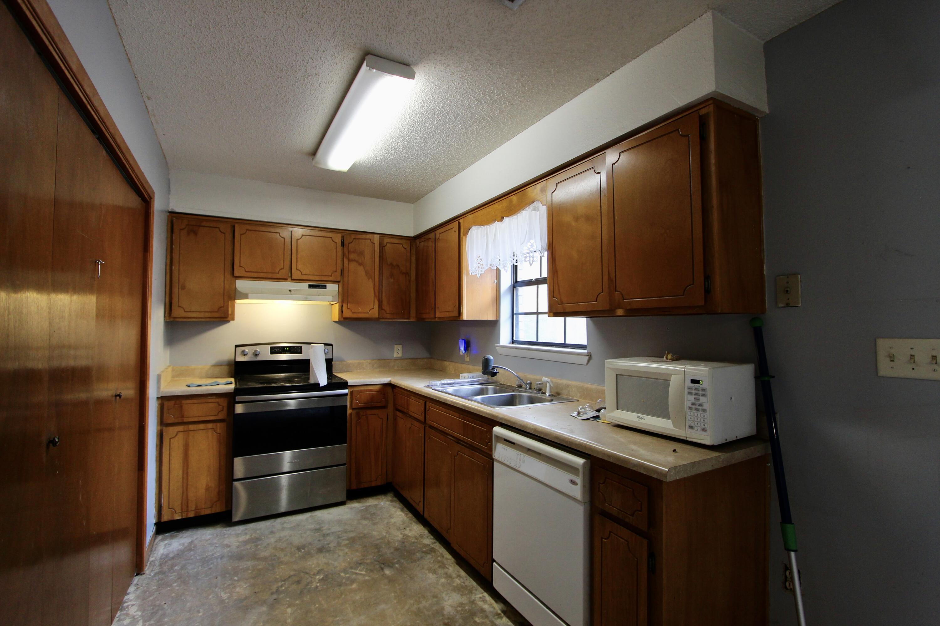 103 Jamie Court Crestview, FL 32539 - Photo 5 of 21 IMG_3654