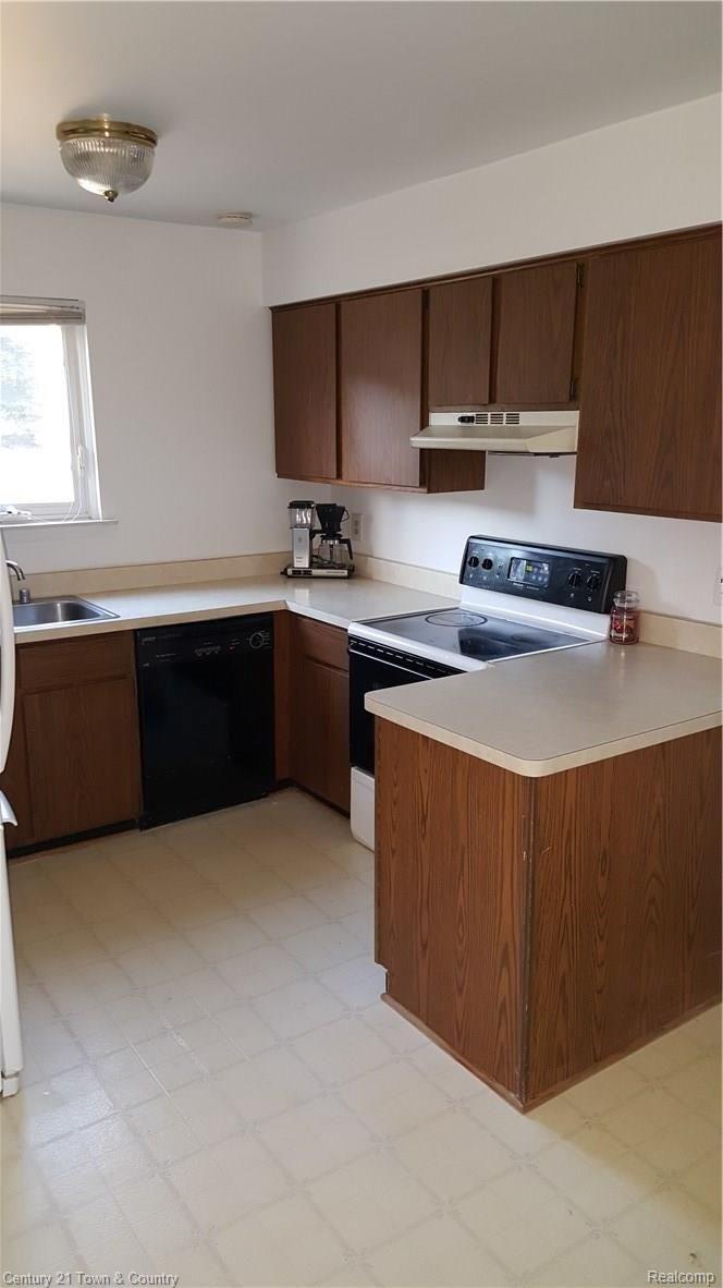76 Foxboro Drive Rochester, MI 48309 - Photo 10 of 24 20180420_190550.jpg
